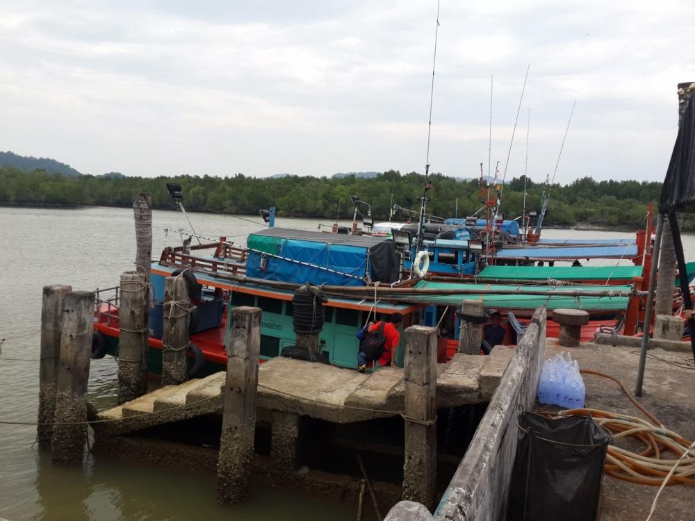  [center]ท่าเรือฟ้าเปิดล่ะครับ  เรือก็จอดรอเเล้ว   ขนของกันเลยครับ [/center]
