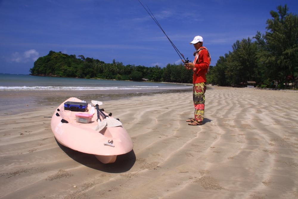  :grin: :grin: :grin: เอาเรือคายัคลงที่หาดคลองดาว อากาศแจ่มใสครับวันนี้ ทะเลเป็นโหลนนิดหน่อย เอาคายั