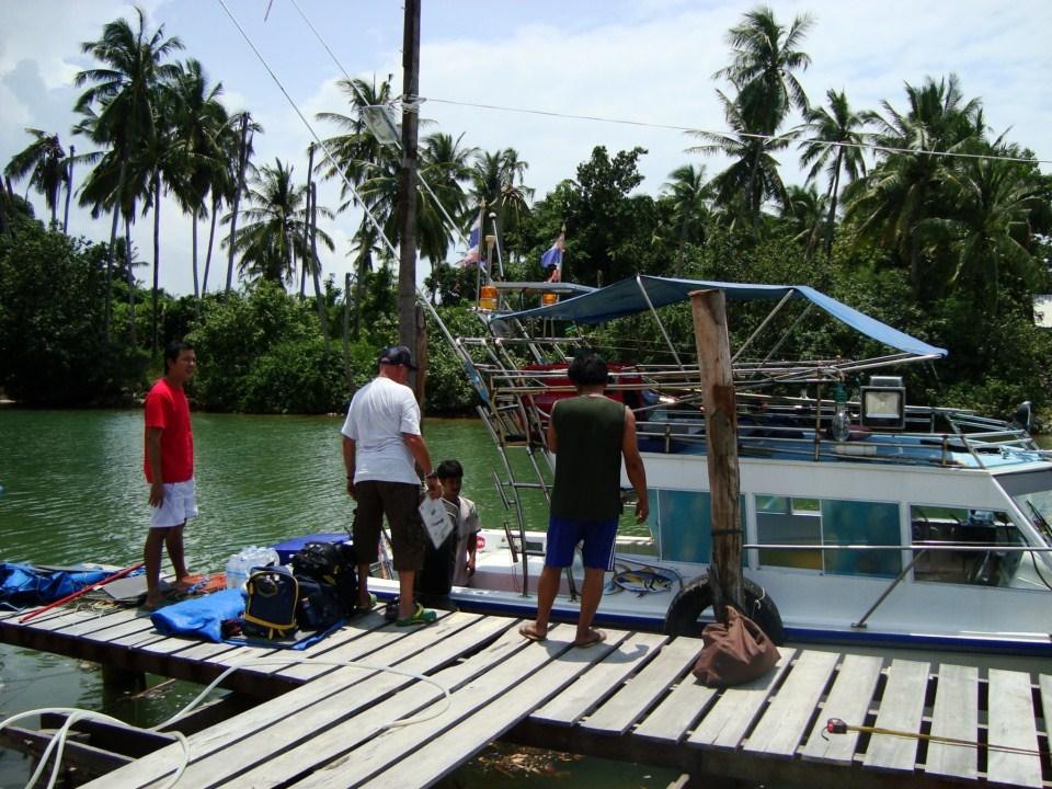 มาถึงท่าเรือครับ น้าโจ้ เจ้าของเรือกับไต๋เก่ง เตรียมของรออยู่ก่อนแล้ว ขนสัมพาระลงเรือกันได้เลยครับ
