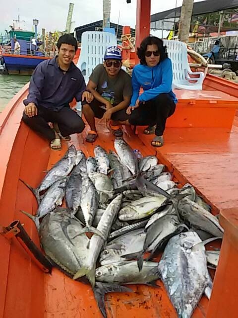 ตัดมาอีกที........บังมุดกับเด็กเรือจัดการให้พวกเราทุกอย่างครับ
ปลดปลา-ดองปลา เอาปลามาเรียงให้พวกเรา