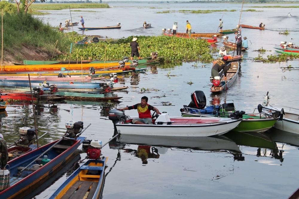 ลำนี้ละ ที่มีพี่ที่นั่งเรือ