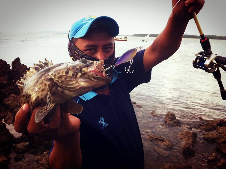 ลงไปหมายแรก ผมก็เลือกใช้เหยื่อ Rapala X-Rap Shad เพราะน้ำยังเยอะอยู่ จึงเลือกใช้ตัวนี้ครับ เอาไปยั่ว