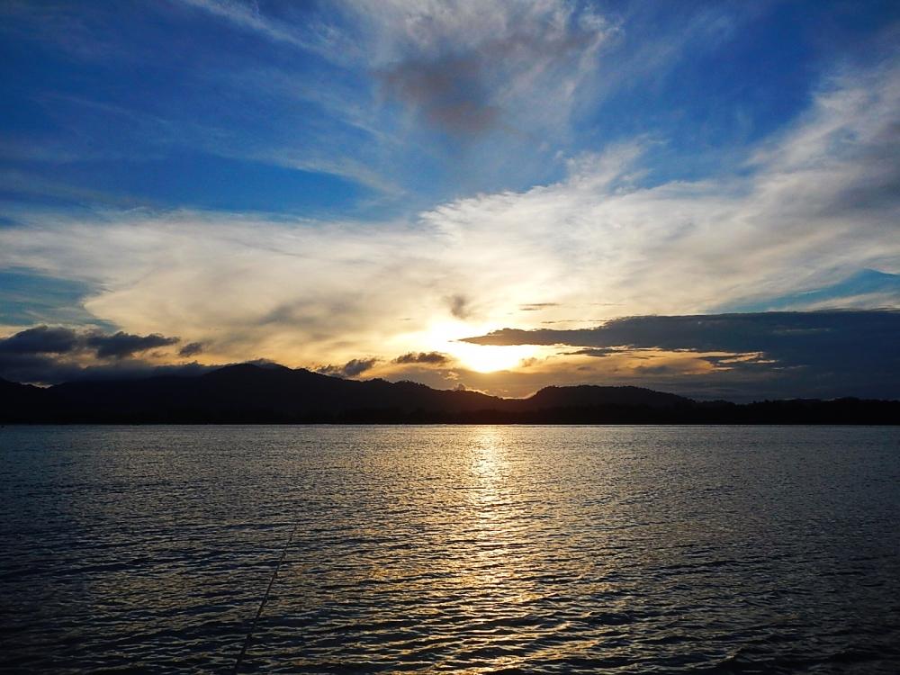 
 [center]แล้วทริปนี้ ก็ลากันที่ภาพๆนี้คร๊าฟฟฟ 
บรรยากาศยามเช้าของชายหาดที่แสนสดชื่นของเกาะลูกนี้ 