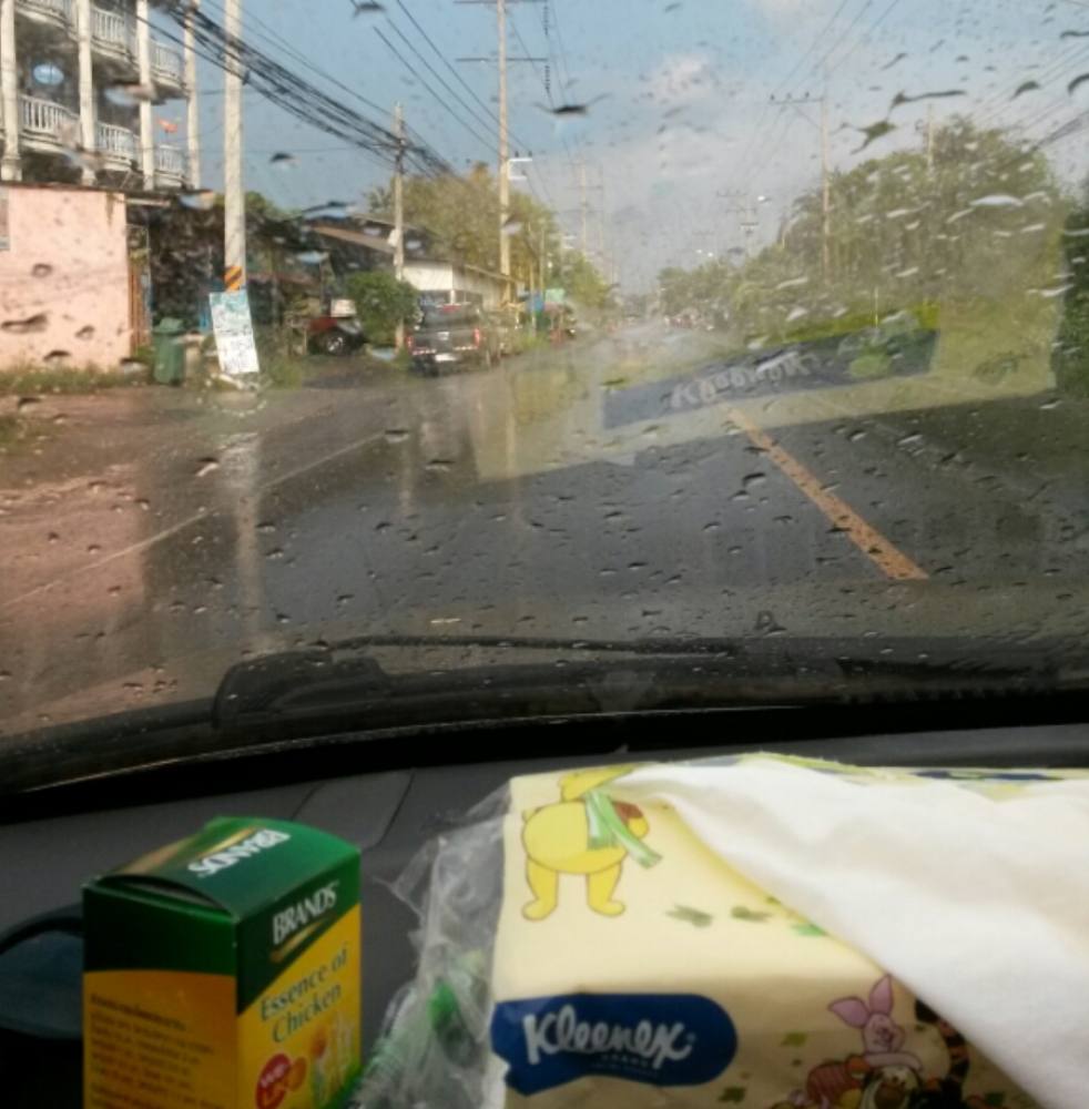 โน้ดบอกไม่ไหวละ เหมือนจะเป็นไข้เลยต้องเก็บของกลับบ้าน จังหวะนี้ฝนตกพอดี