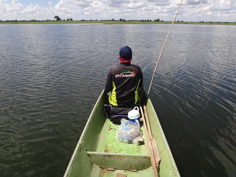 วันนี้มาลงเรือครับ  เรือก็จะเป็นอย่างที่เห็นในภาพครับ ลงได้พอดีๆ 2 คนครับ  สามคนก็ลงได้ครับ  แต่มีเส