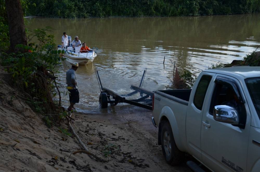 ลอยไปเลย หลอกให้ภรรยาลงเรือ แล้วถีบหัวเรือส่ง แห๋มๆ เข้าใจเล่นนะเฮียขาว  :laughing: :laughing: :laug