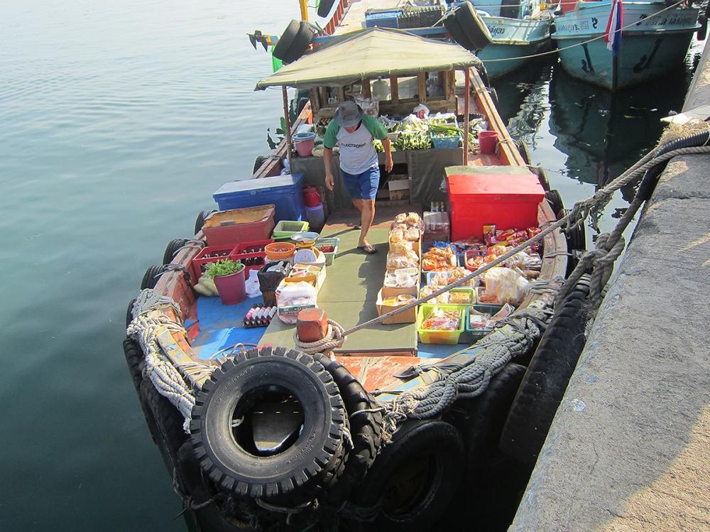 เรือกับข้าว วิ่งขายตามเรือต่างๆที่จอดอยู่แถวเกาะ