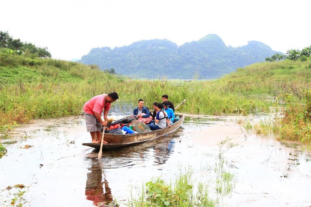 [b] ตัดบทมากันที่เรือก่อนเลยครับ พอมาถึงก็ไม่มีใครสนใจถ่ายรูปกันแล้วครับ ช่วยกันขนของอย่างเดียว [/b]