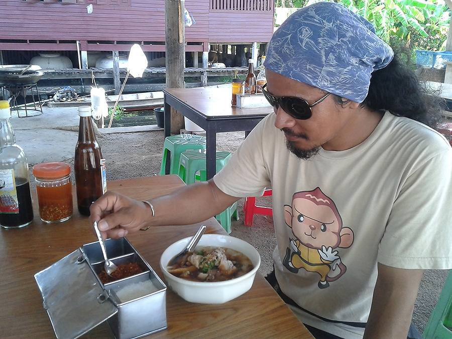 พักเที่ยงเติมพลังสักหน่อย(ตั้งแต่เช้ายังไม่ได้กินอะไรเลย)ตาเริ่มลายแล้ว :ohno: :ohno: