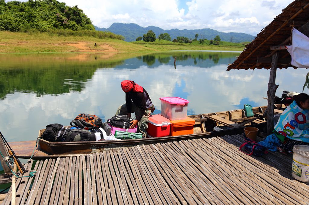 [b] เตรียมขนของลงเรือ ขามาสองเที่ยว ขากลับ เที่ยวเดียวครับ [/b]