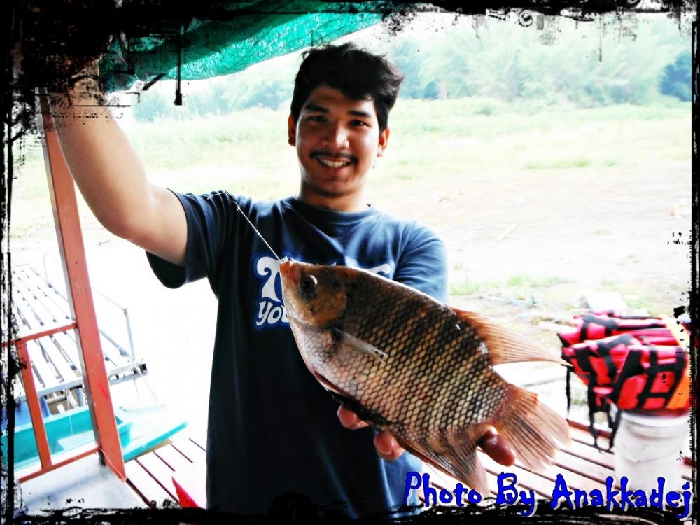 [center] [b]ระหว่างที่รอเรือมาลากแพเพื่อนสมาชิกเราเห็นปลาแรดว่ายมาข้างๆเลยจัดการหย่อนเหยื่อเข้าใส่เป