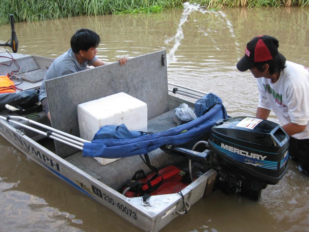 นั้นไงว่าแล้วรีบเอาเรือลงลืมอุดตูดซะงั้นพี่บอยเลยต้องมาวิดนำ้ก่อนตกปลาสะเเระ :laughing: :laughing: :