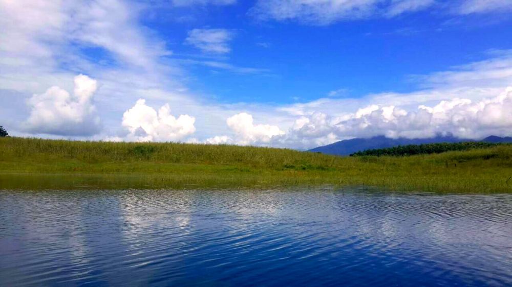 เริ่มต้นออกเรือไปขึ้นแพพร้อมบรรยากาศแจ่มใสกับแสงแดดอุ่นๆ