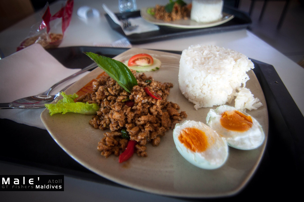 



แวะกินกระเพราจานละ 360 บาท ทุกครั้งครับ

ที่  สนามบินจะมีร้านอาหารไทยชื่อ Thai Express  คร