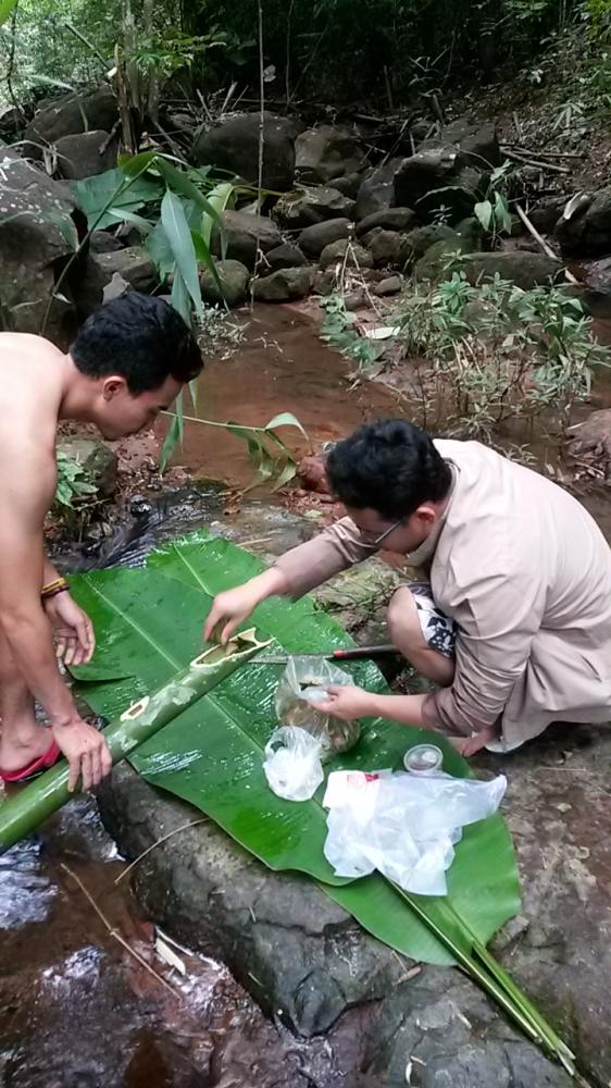 คลุกเคล้าไก่กับผักและเครื่องปรุงเสร็จก็เอาใสไปในกระบอกไม้ไผ่ การปรุงอาหารลักษณะนี้ที่บ้านผมเรียกว่าห