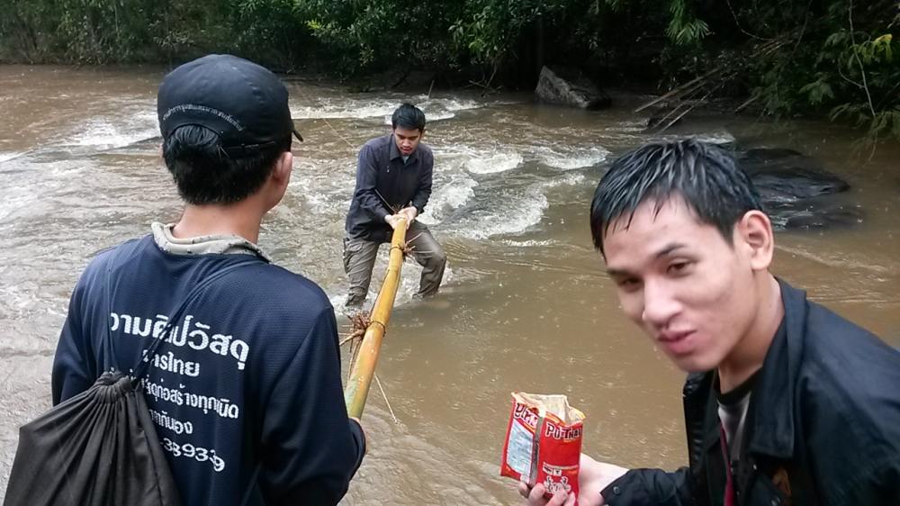 แหม่ไอ้คนที่ข้ามมาแล้วนี่มันกินขนมสบายใจเฉิบเลยแฮะ :laughing: