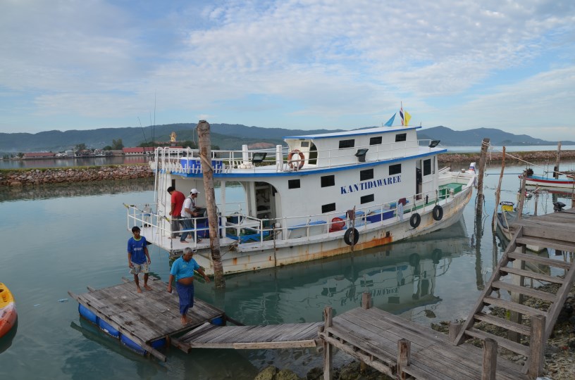 ย้อนกลับมาตอนขึ้นเรือก่อนครับ นี่เลยครับ เรือที่จะพาเราเดินทางกันในทริปนี้ 