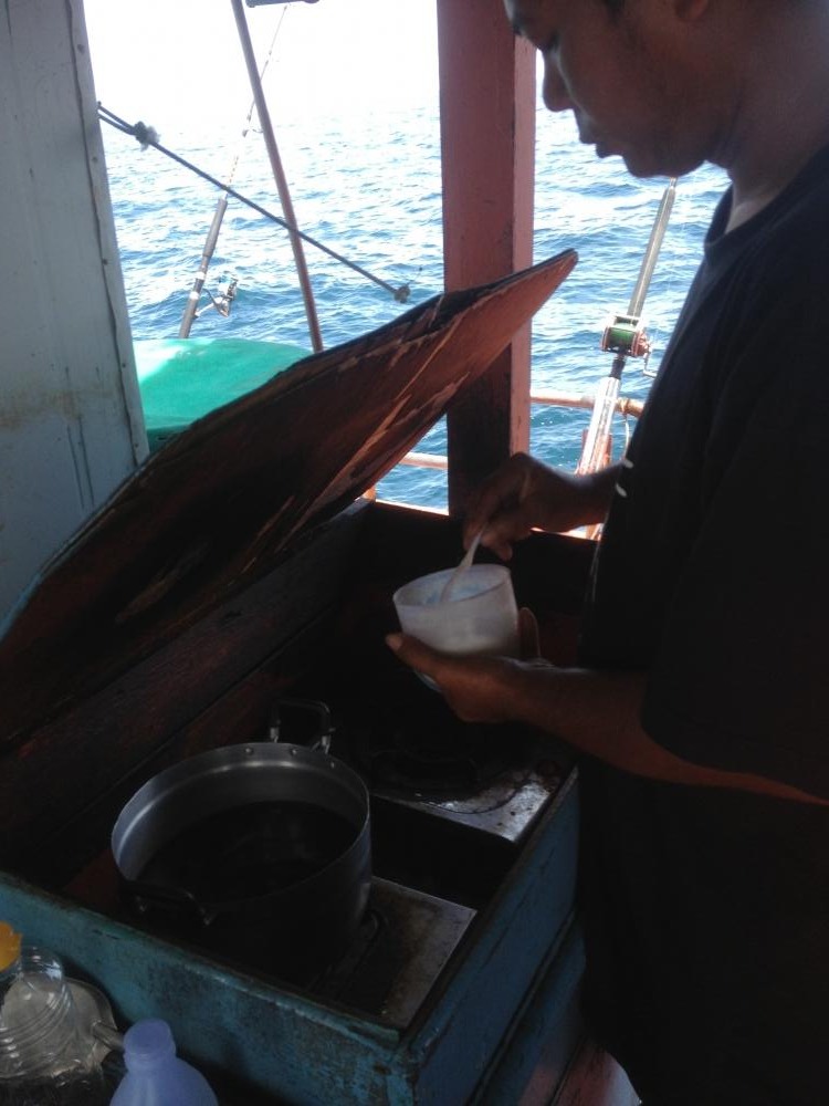 พ่อครัวบ่าวจัดการทุกอย่าง ตกปลา-ทำกับข้าว-อำนวยความสะดวกให้พวกเราบนเรือ 
บังบ่าวกำลังทำไก่พะโล้ ครั