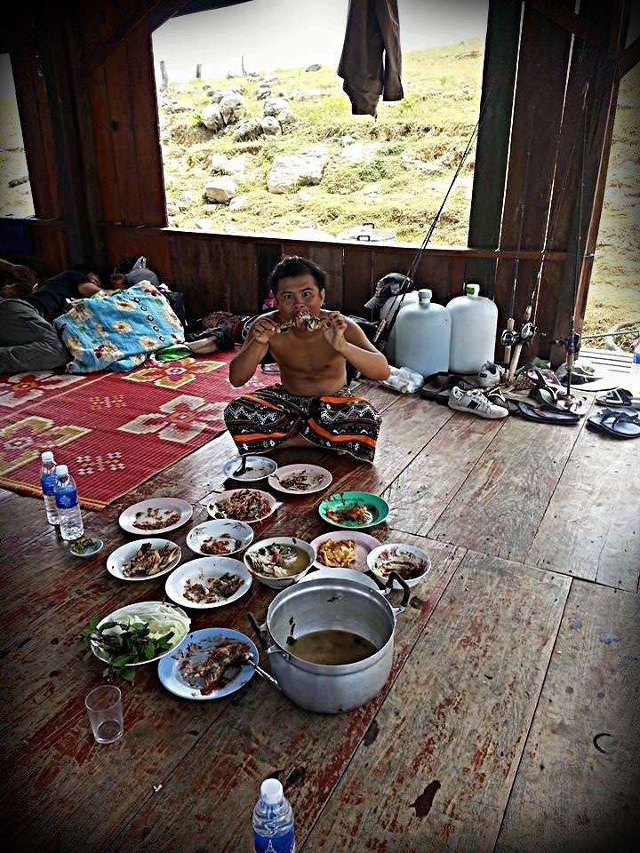  [b]พักกิน  ข้าวกันก่อนดีกว่าครับ    สภาพอากาศวันสุดท้าย  มาเต็ม  ทั้งคลื่น ลม  หาปลากันเหนื่อยเลยคร