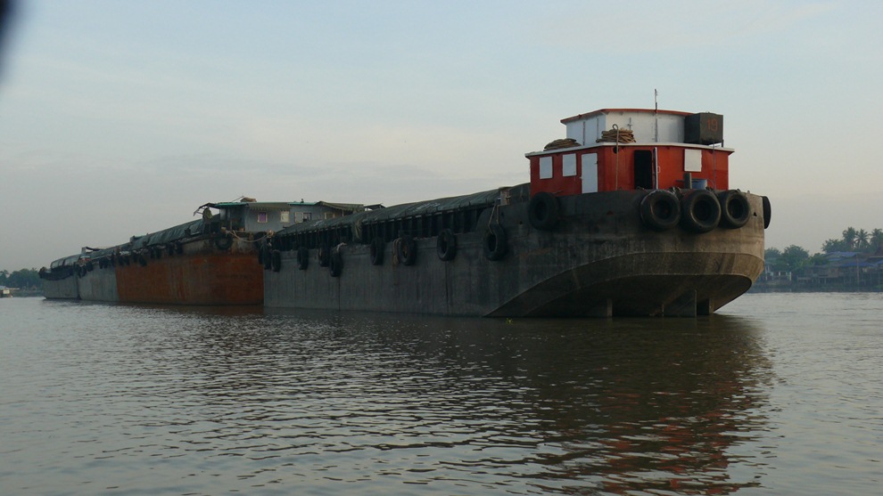 เรือพวงส่งลินค้าตามแม่น้ำก็ยังเยอะมากในแม่น้ำเจ้าพระยาขับเรือกันก็ระวังกันด้วยครับ
 :grin: :grin: :