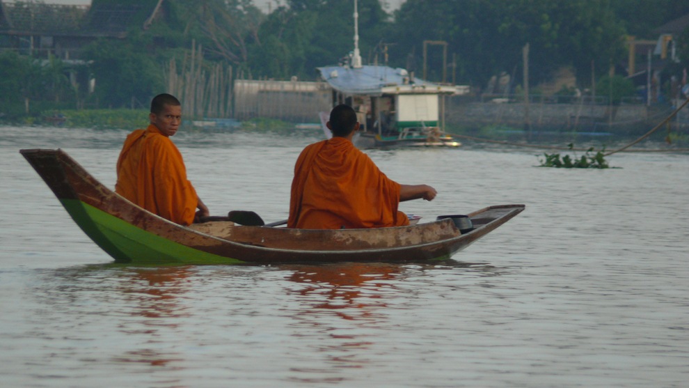 พระ พายเรือบิญฑบาตรยังมีให้เห็นแถวบ้านบ้านผม
 :grin: :grin: :grin: :grin: :grin: