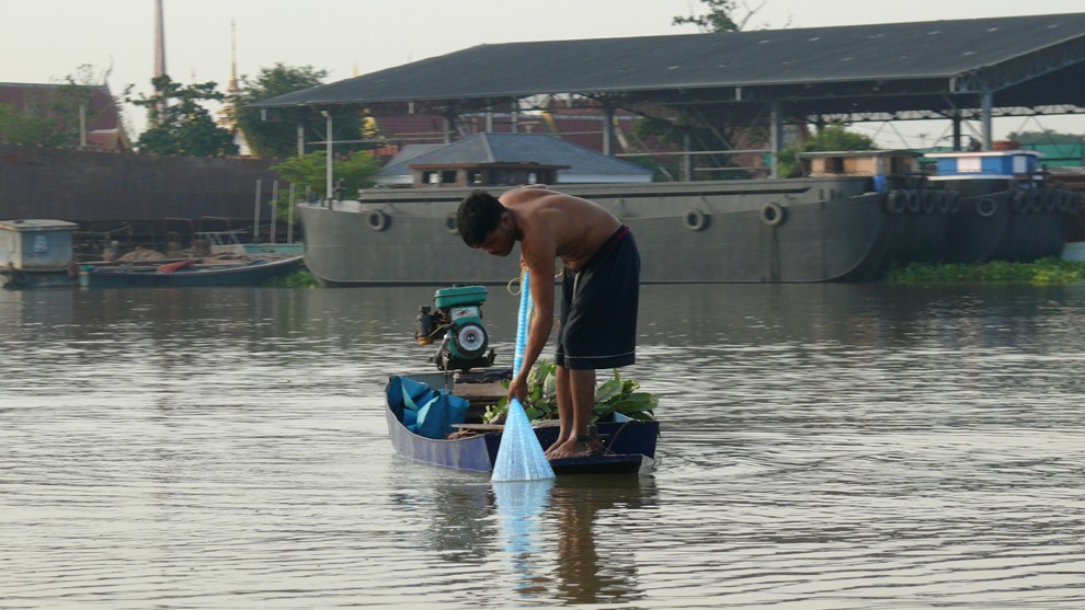 ขับเรือไปตามแม่น้ำก็เห็นวิถีชาวบ้านยังคงทำมาหากินกันไปตามแนนทางของตัวเอง......

 :umh: :umh: :umh: