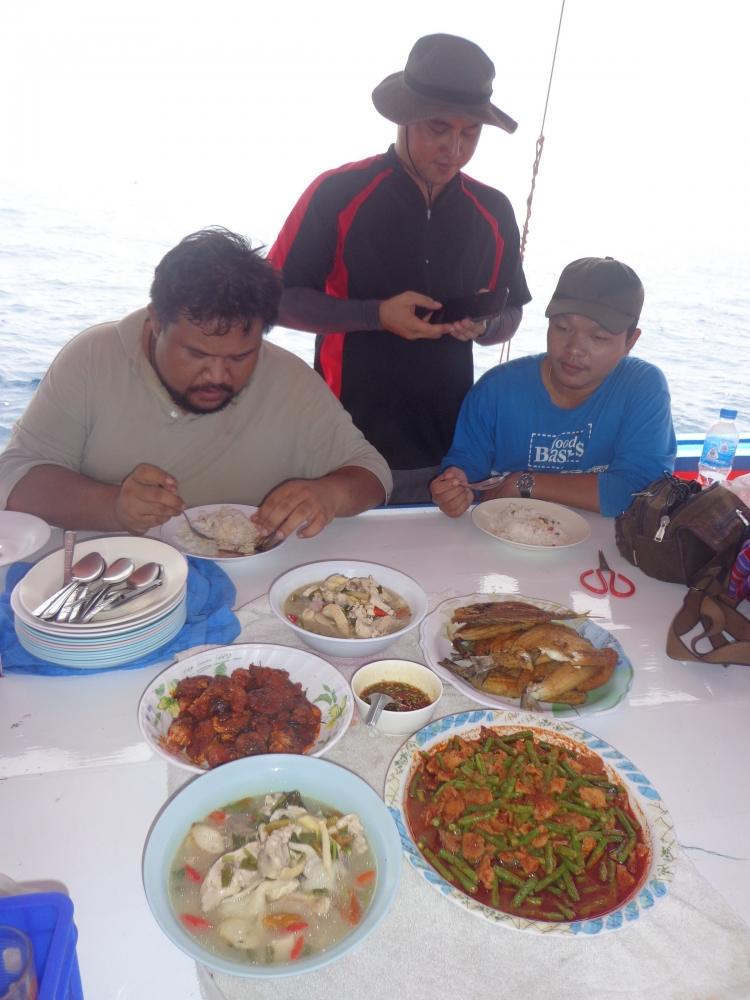 พักเที่ยงก่อนคับ เรือลำนี้ทำอาหารตรงเวลามากและรสชาติไม่ต้องพูดถึงคับ อร่อยทุกมื้อ :cheer: :cheer: :c