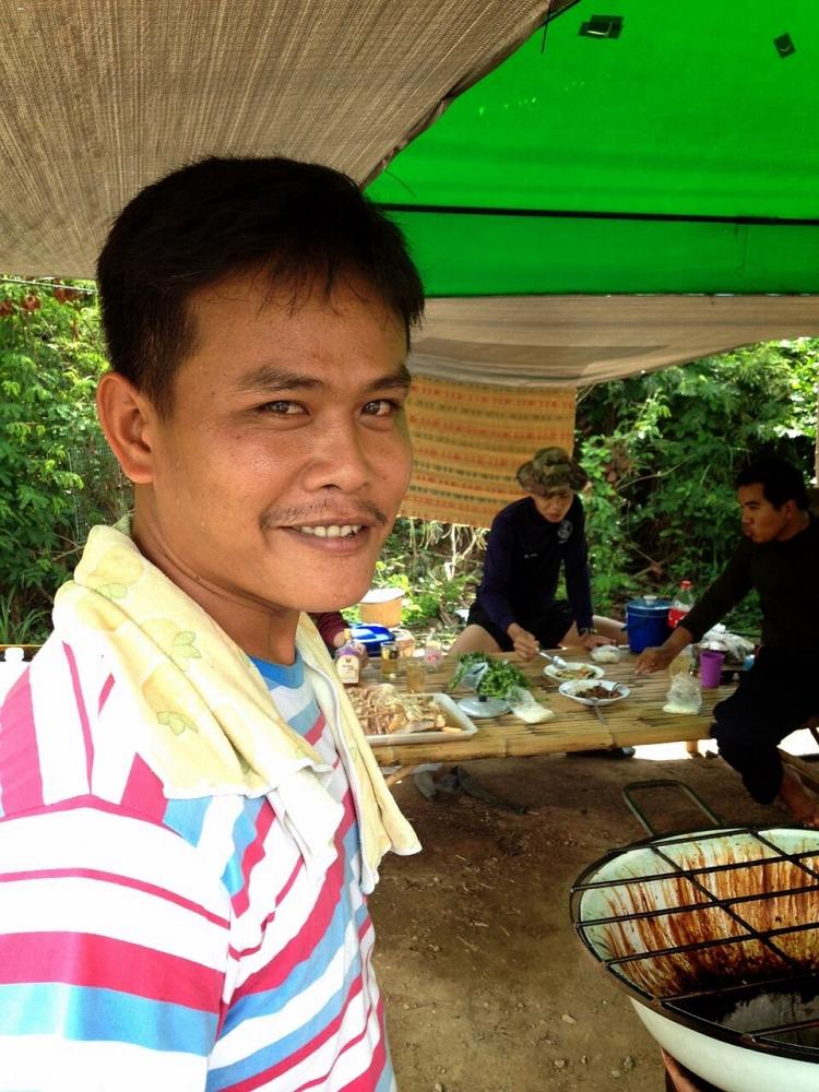 อภินันทนาการจากเพื่อนๆคับมาเปิดขายไก่ย่าง นานๆเจอกันทีคับแวะกินฟรีซะงั้นนึกว่าจะมาอุดหนุนเพื่อน555เช