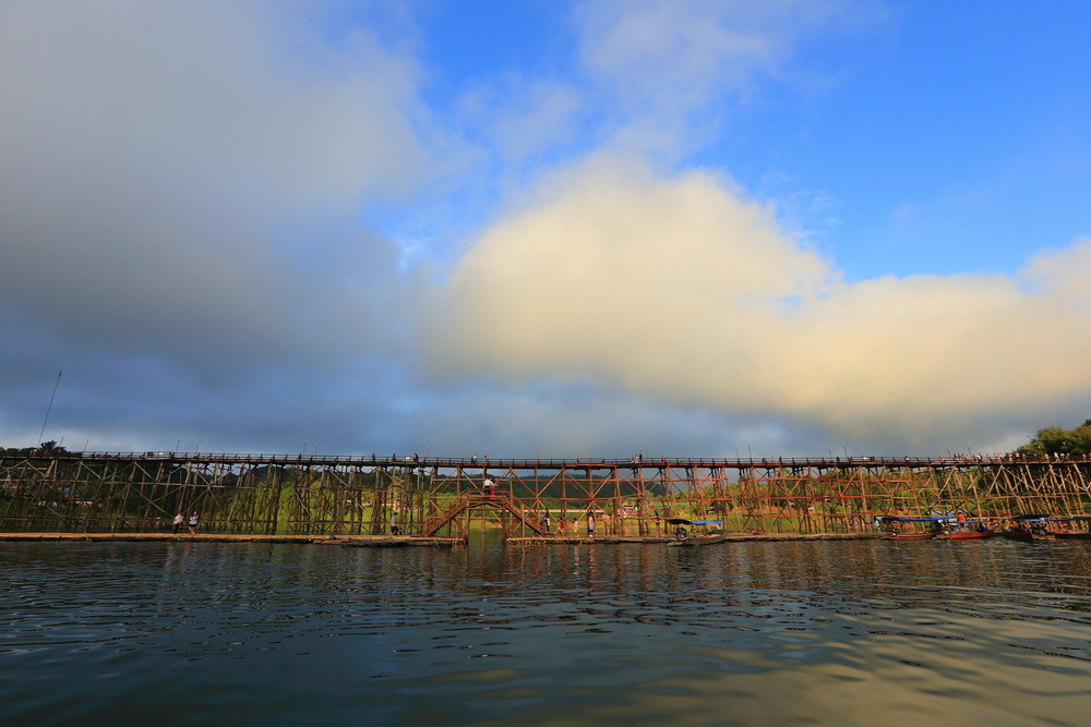 เช้านี้ขอซิ่งเรือมาชมสะพานมอญกันก่อน เหมือนเช่นเคยครับ

เรามาหลังวันเปิดใช้สะพานเพียงแค่ 3 วัน 

