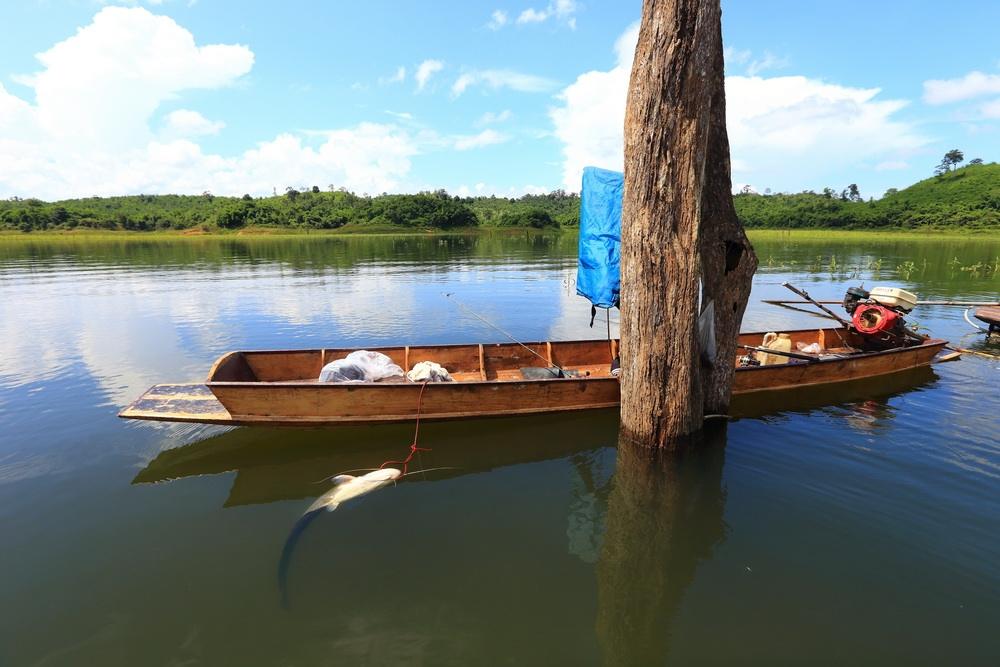 เรือชาวบ้านที่มาลอยลำตกปลาอยู่ใกล้ๆกันกับเรา