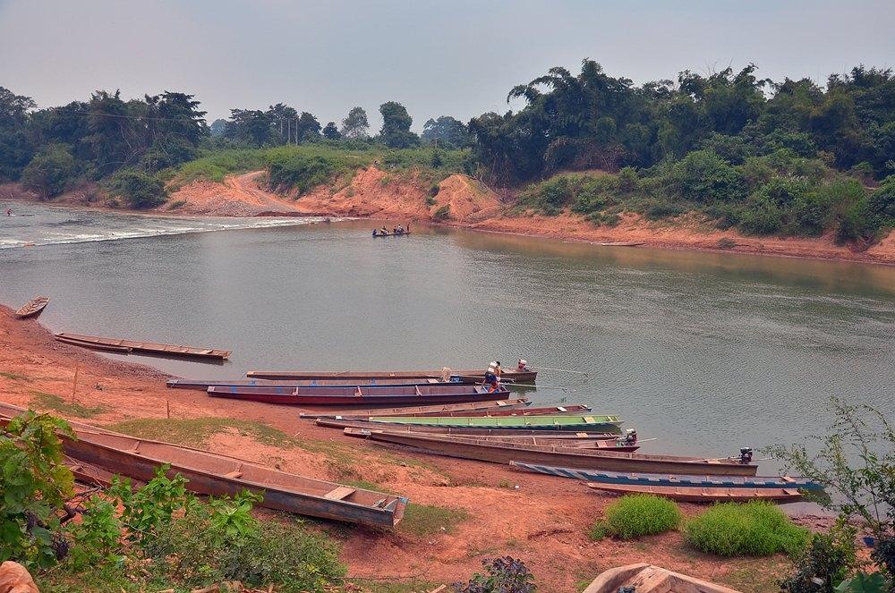          เรามาถึงท่าเรือบ่ายโมงกว่าค่าเช่าเรือวันละ 2500 คุณโจจองไว้ 3 ลำ 
         มีเวลาแค่2ชั่วโ