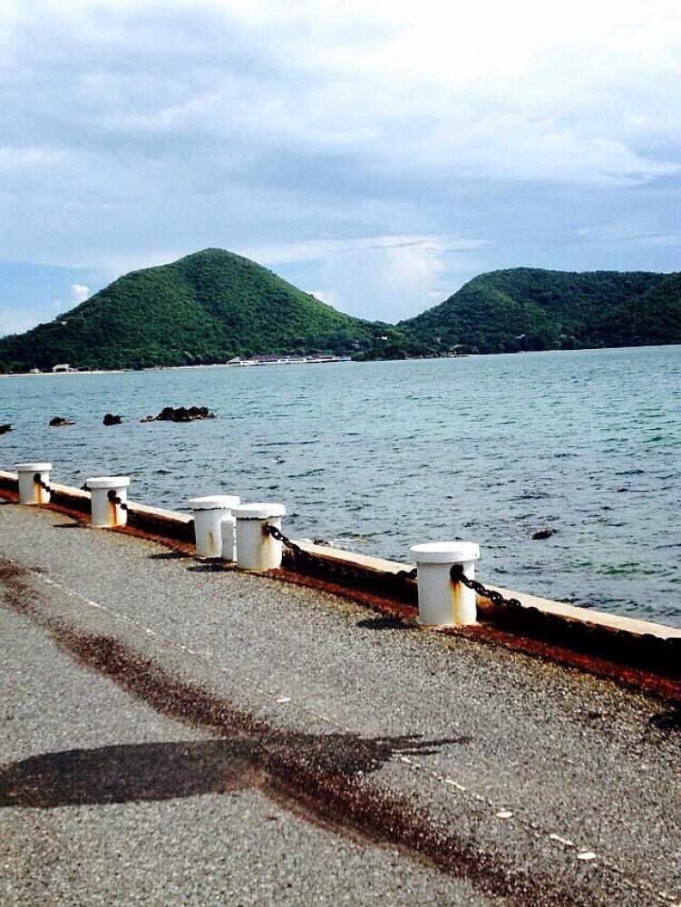 เป็นอ่าวที่น้ำไม่ลึกมากคับ เหมาะแก่การออกทริปเรือคายัคมากๆคับไว้จะหาเรือมาลงให้ชมคับ :umh: :umh: