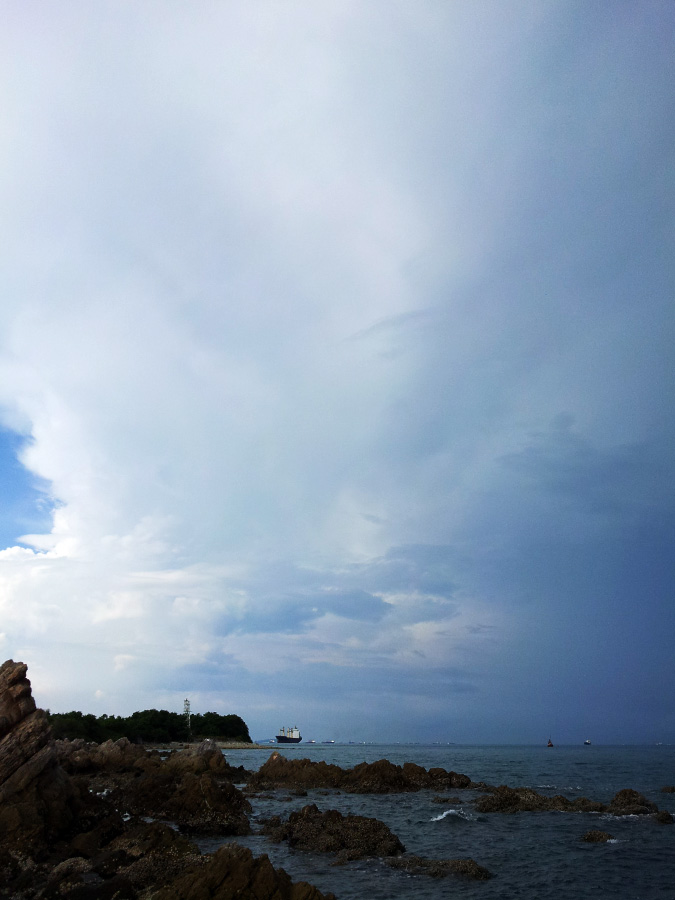  [center]มีฝนพรำนิดๆแล้วหายไป ฟ้าปิดหน่อยๆครับ กลุ่มเมฆฝนดำทะมึนลอยผ่านไปอีกด้าน โชคดีเที่ยวนี้ไม่โด