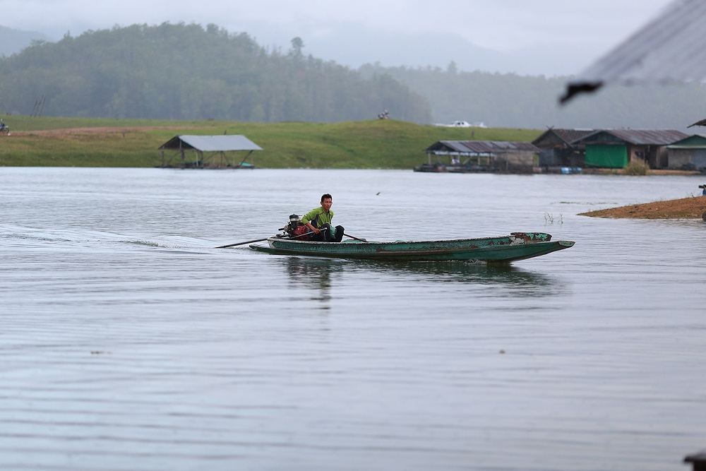 เรือก็มาเกือบจะ ทุกลำแล้ว แต่ฝนยังไม่หยุดเลย