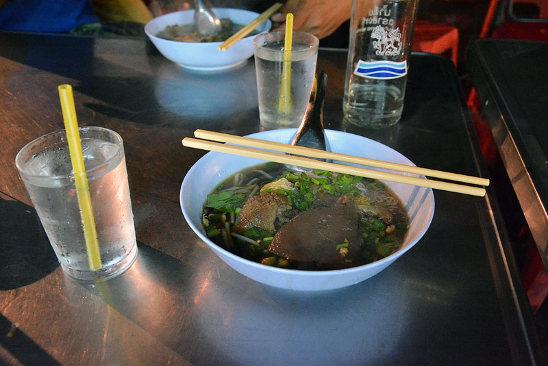 บังดุลเป็นอิสรามไม่กินหมูเลยก๋วยเตี๋ยวเป็ดทั้งแก้ง พี่เล็กบอกไม่พอจัดข้าวอีก 1 จาน