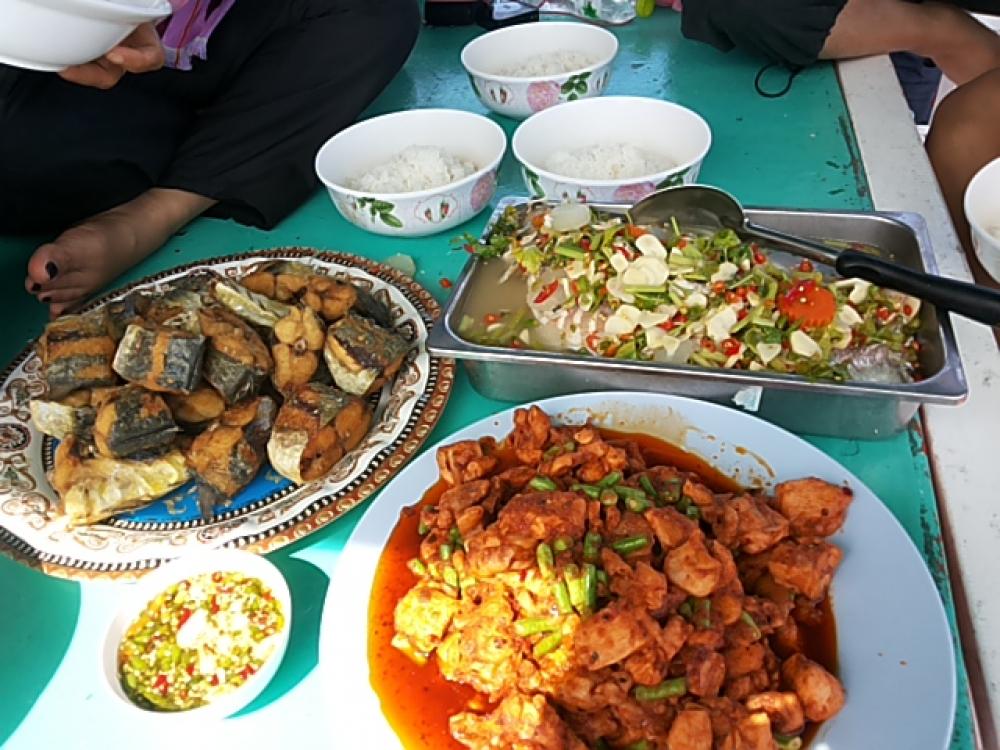 พักทานข้าว กลางวันก่อนที่อร่อยมาก  :cheer: