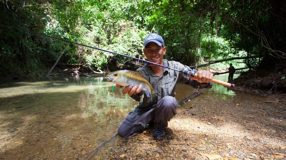 ต้องขอลูกค้าตกปลานะครับ ไม่งั้นจะโดนแซว

อุปกรณืที่ใช้
Rod: Vdlleyhill BIACKSCAIE BKRS-64LS 3-8lb