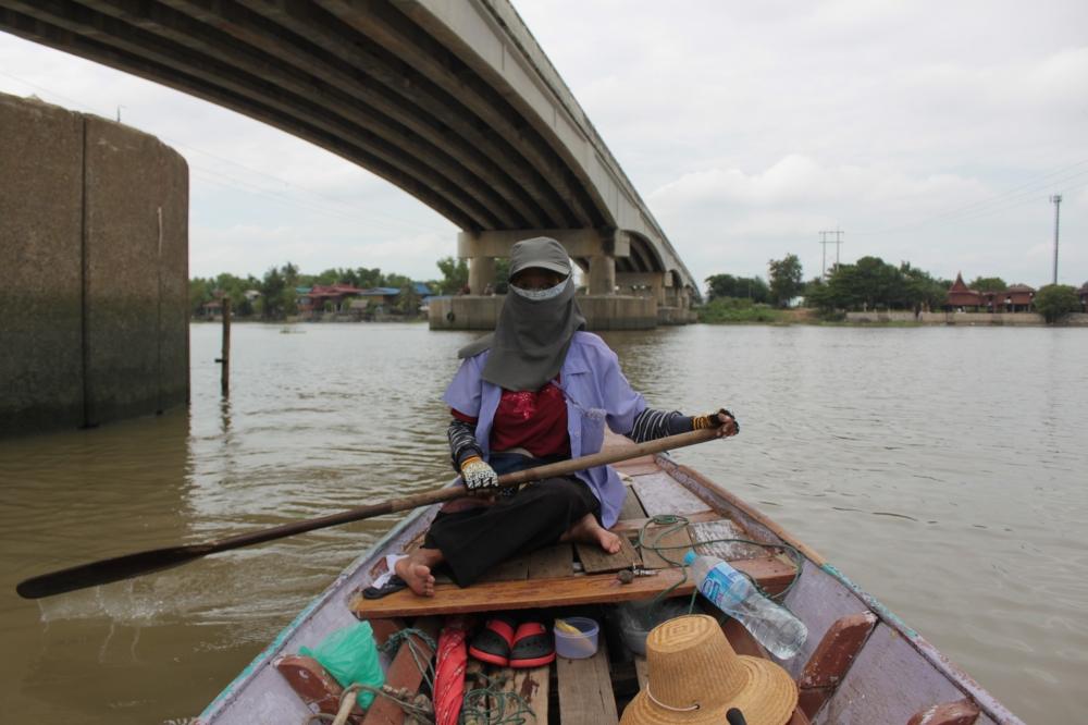 แยกย้ายลงเรือ....ถ่ายรุปสะพานพร้อมเจ้าถิ่น...เจ้าป้าก่อนกลับ... :cheer: