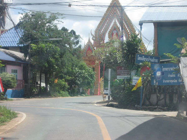 ถึงบ้านผักขะแล้วครับ ตรงนี้คือสามแยกครับ ถ้าตรงไปจะเป็นบ้านดินดำ และบ้านลิ้นฟ้า จะมีหมายเด็ดปลากระสู