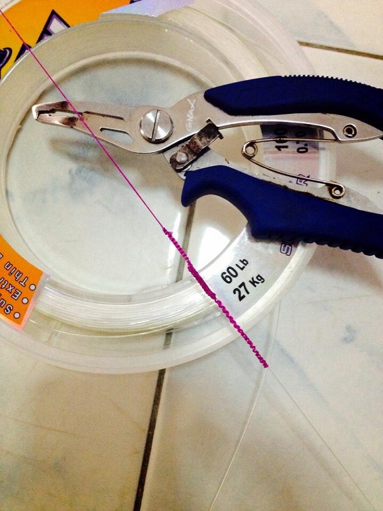   สายหน้าเตรียม60lb ใส่ไว้สองเมตรกว่าๆคับ เพราะหินโขดใหญ่มากคับเผื่อได้งัดแบบโหดๆ :laughing: