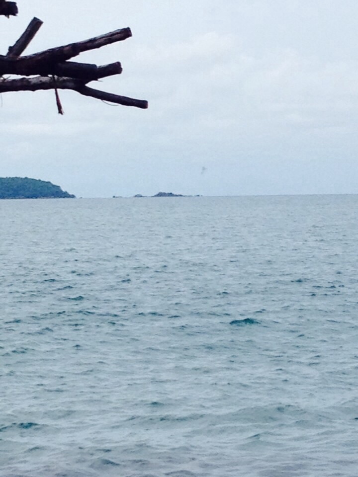   แค่ไม่กี่นาทีถัดมาคับ หมายเราก็โดนถล่มด้วยปืนใหญ่เรือคับ ยิงไปยังหินสีดำๆตรงเลยหัวเกาะครามใหญ่คับ 