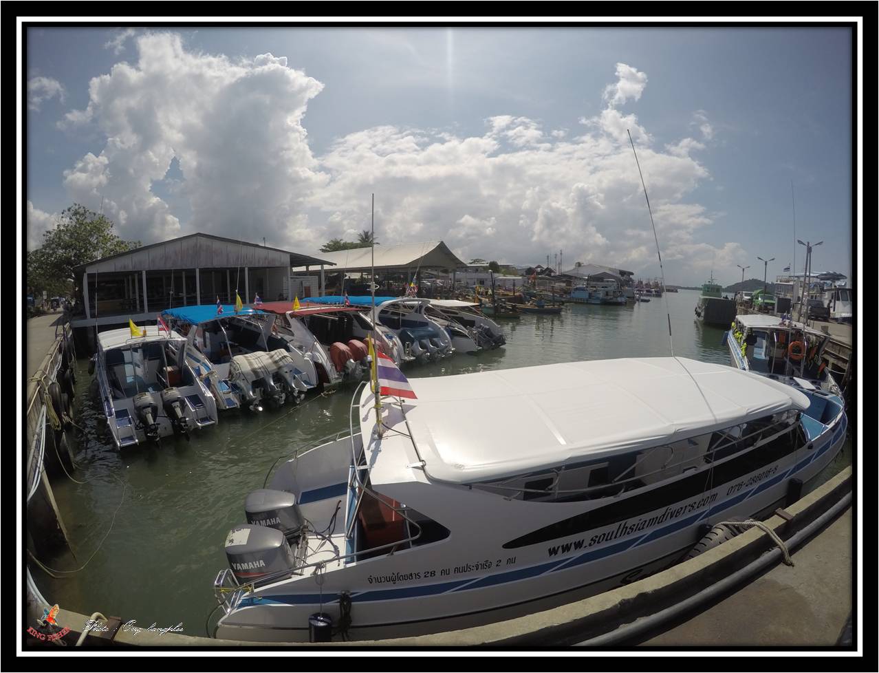 บริเวณท่าเรือ...ที่เราต้องไปลงเรือครับ....มีเรือ Speed boat สำหรับรับส่งลูกทัวร์ไปยังหมู่เกาะสิมิลัน