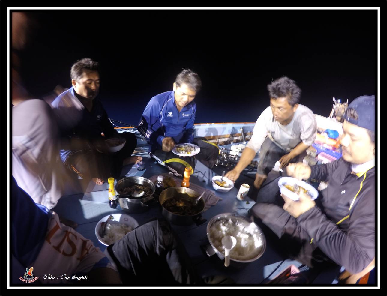 มื้ออาหารที่เรียบง่ายครับ ทานกันที่หัวเรือของเรือหัวโทงเลยครับ กับมิตรภาพของเจ้าบ้านที่ต้อนรับพวกเรา