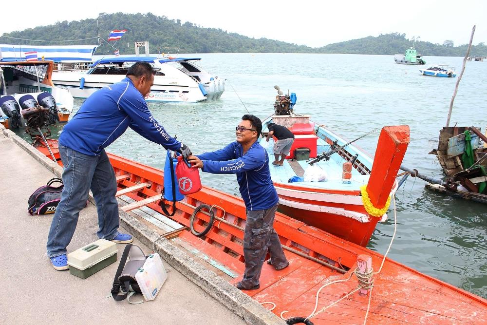 ไปถึงท่าเรือทับละมุ ขนาดท่าเรือหลบอยู่หลังเกาะ ยังสัมผัสได้ถึงลม ที่พัดผ่าน ข้ามเขา มาหาได้ดี ในใจกำ