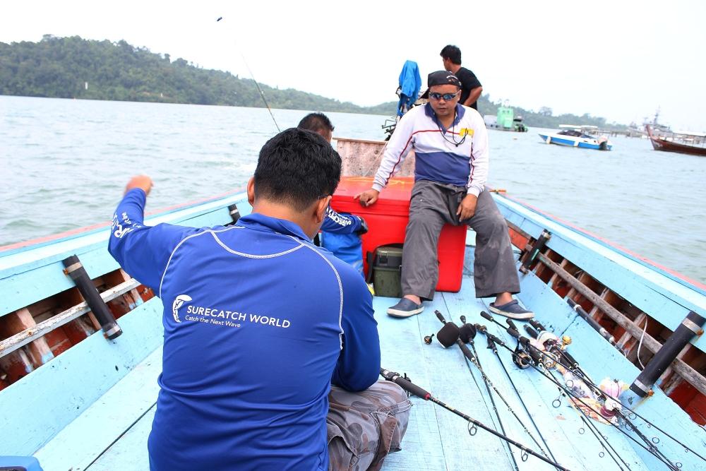 เรือ กำลัง แล่นไปข้างหน้า ..... ทุกคนก็กำลังเตรียม ชุดอุปกรณ์ต่างๆๆ ที่ขนมาให้มีความพร้อมที่สุด  :gr