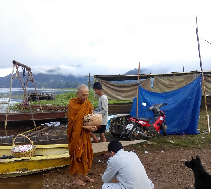 มาต่อกันเลยครับ หลวงพ่อนั่งเรือมาพอดีใส่บาตรเสียหน่อย