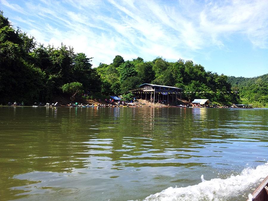  [center]ระหว่างทาง มีงานแข่งเรือด้วยครับ[/center]