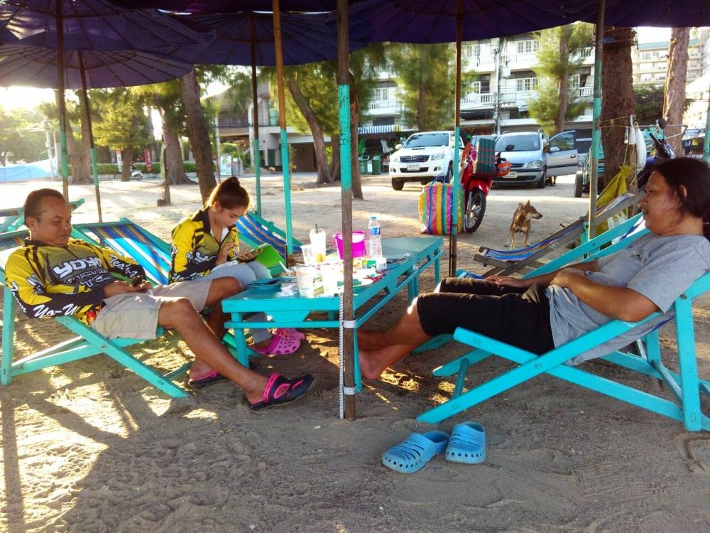 กองทัพต้องเดินด้วยท้อง แวะทานข้าวชายหาด รอเวลา ชิว ชิว กันไป