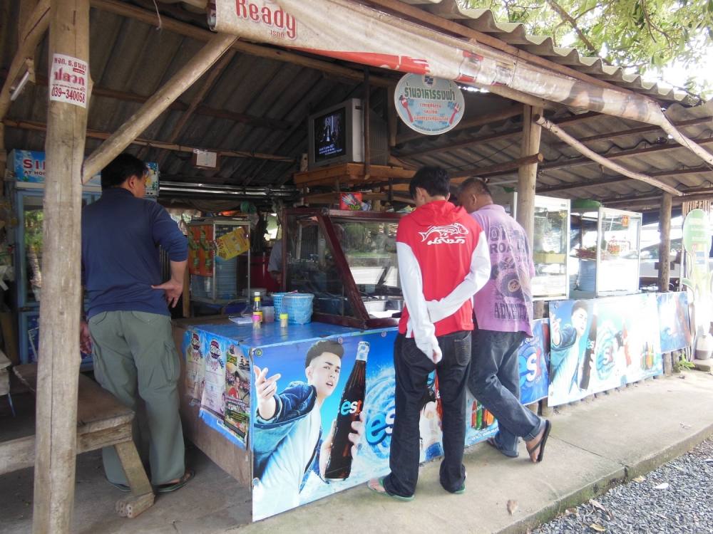  หิ้วท้องจากกรุงเทพจะมากินขาหมูเมืองจันฯ ดันปิดปรับปรุงร้าน เลยต้องเล่นร้านข้างทางซะ 
แต่ขอบอกว่าข้