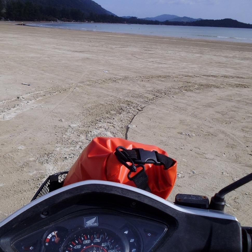 หาดที่นี้สามารถขับรถลุยได้เลยเลยครับ เป็นชายหาดที่สวยและยาวสุดลูกตาเลยที่เดียว :cool: :cool: